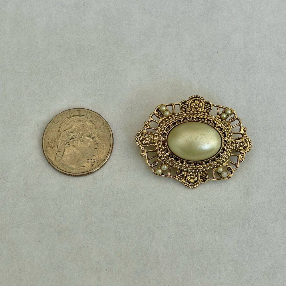 Charming 1928 Vintage Goldtone and Pearl Brooch - Picture 3 of 7